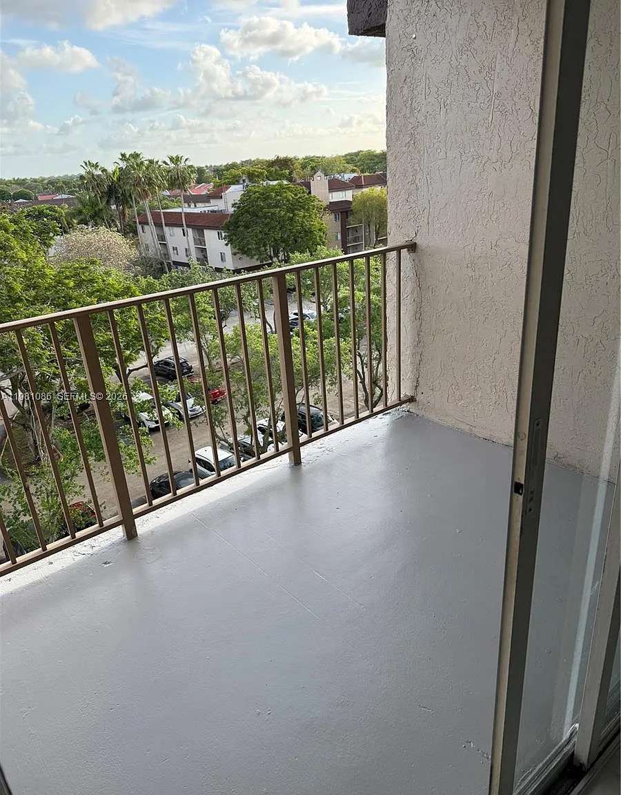 Kendall Lake Towers Condo — Photo 3