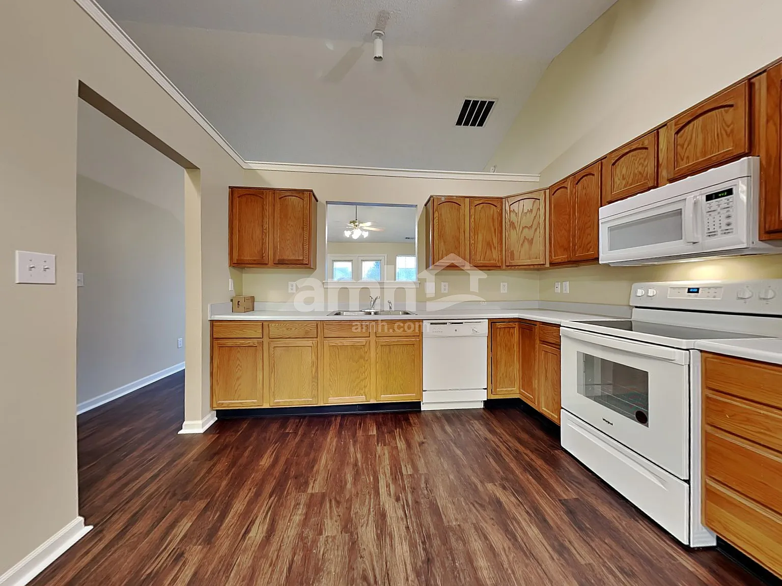 3 bed, 2.0 bath, 1240 sqft, $1,960 — Photo 3