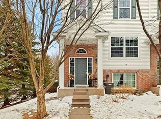 921 Ledgestone Dr, Mahtomedi, MN 55115