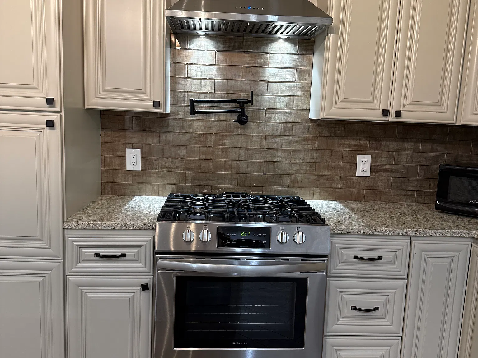 2 bed, 850 sqft, $1,800 — Photo 1