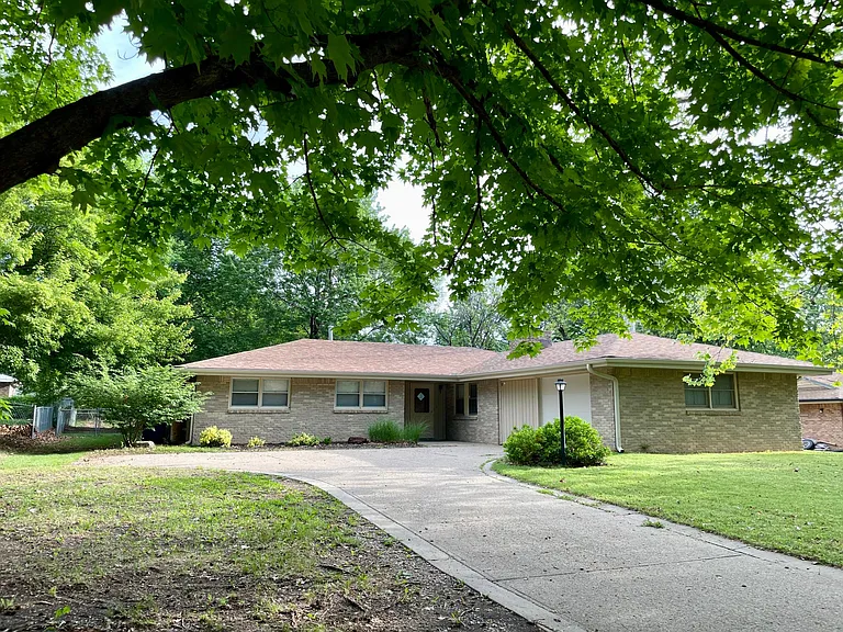 1813 Vaughn Dr — Photo 1