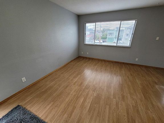4th image of 837 Jenevein Ave #3
