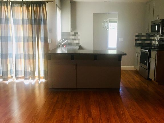 3rd image of 1609 Burgundy Dr