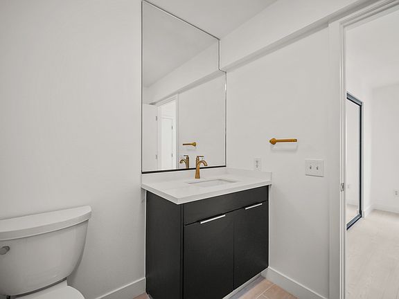 3rd image of 920 Everett St #8