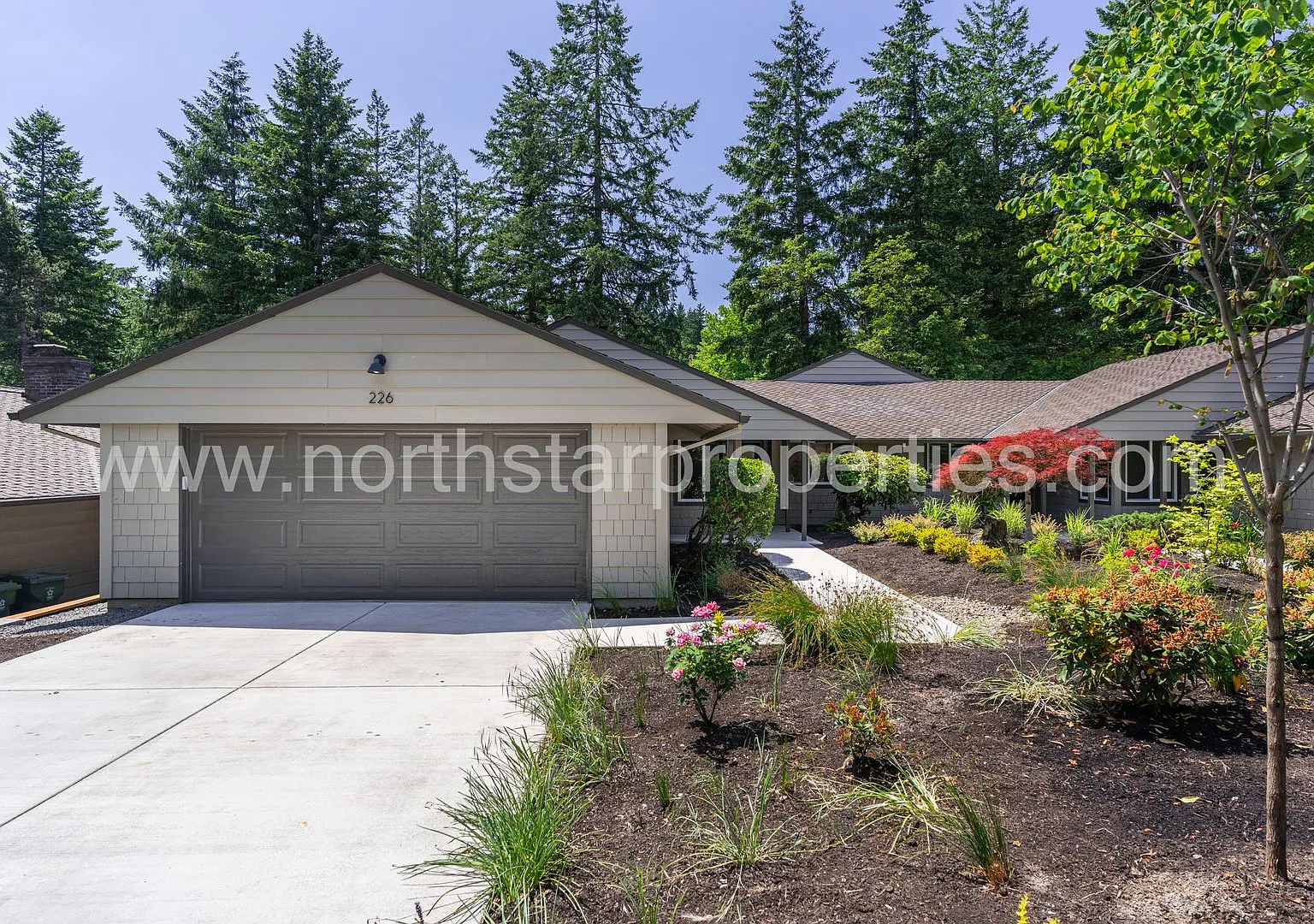Beautiful Fully Remodeled Lake Oswego Duplex — Photo 1