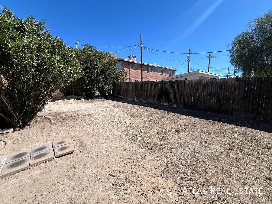 Private Studio less than a mile from U of A Campus — Photo 4
