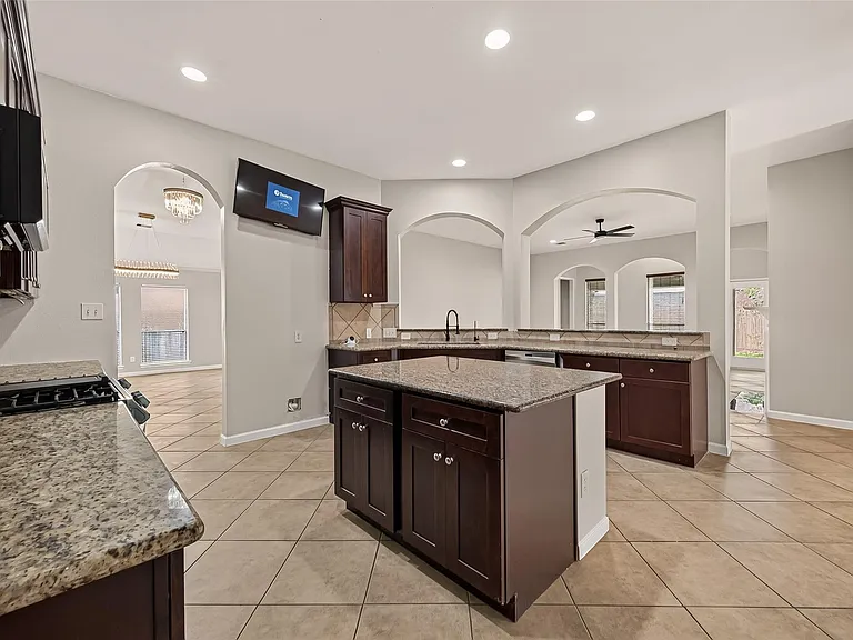 706 Silver Creek Cir — Photo 30