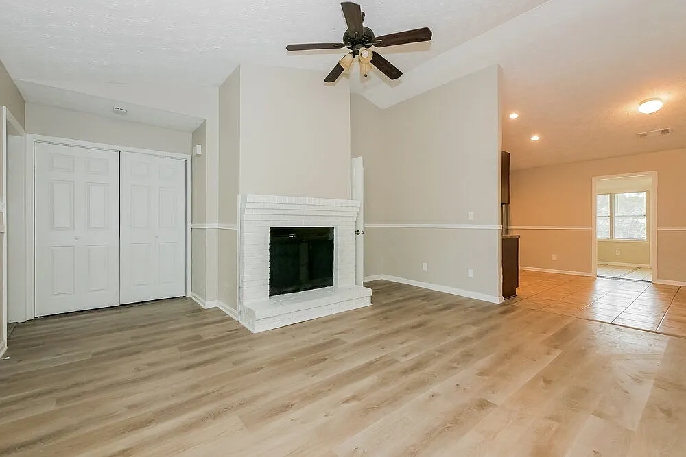 3 bed, 2.0 bath, 1982 sqft, $2,180 — Photo 4