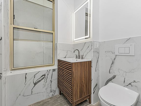 4th image of 246 E 53rd St #3B