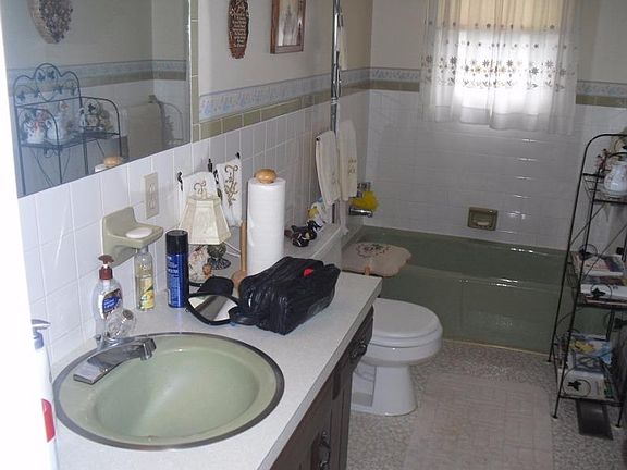 3rd image of 210 Estes Dr