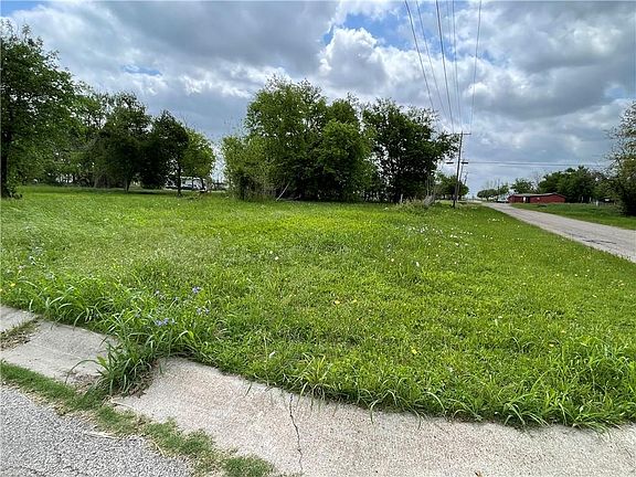 2nd image of 920 W Avenue D