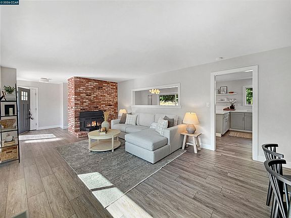 4th image of 8 Cherry Hills Ct