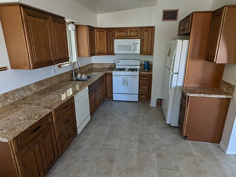 1344 W Delaware St — Photo 13