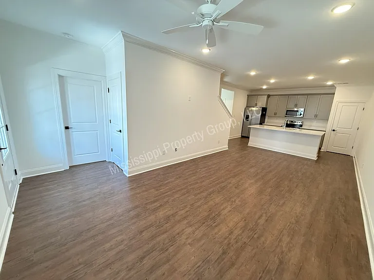 616 Cottage Grove Cir — Photo 3