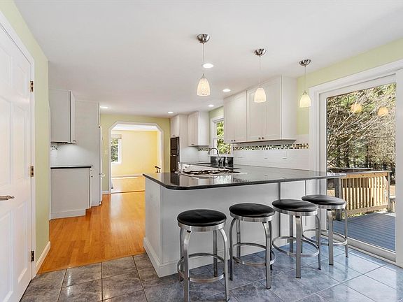3rd image of 17 Mount Auburn St