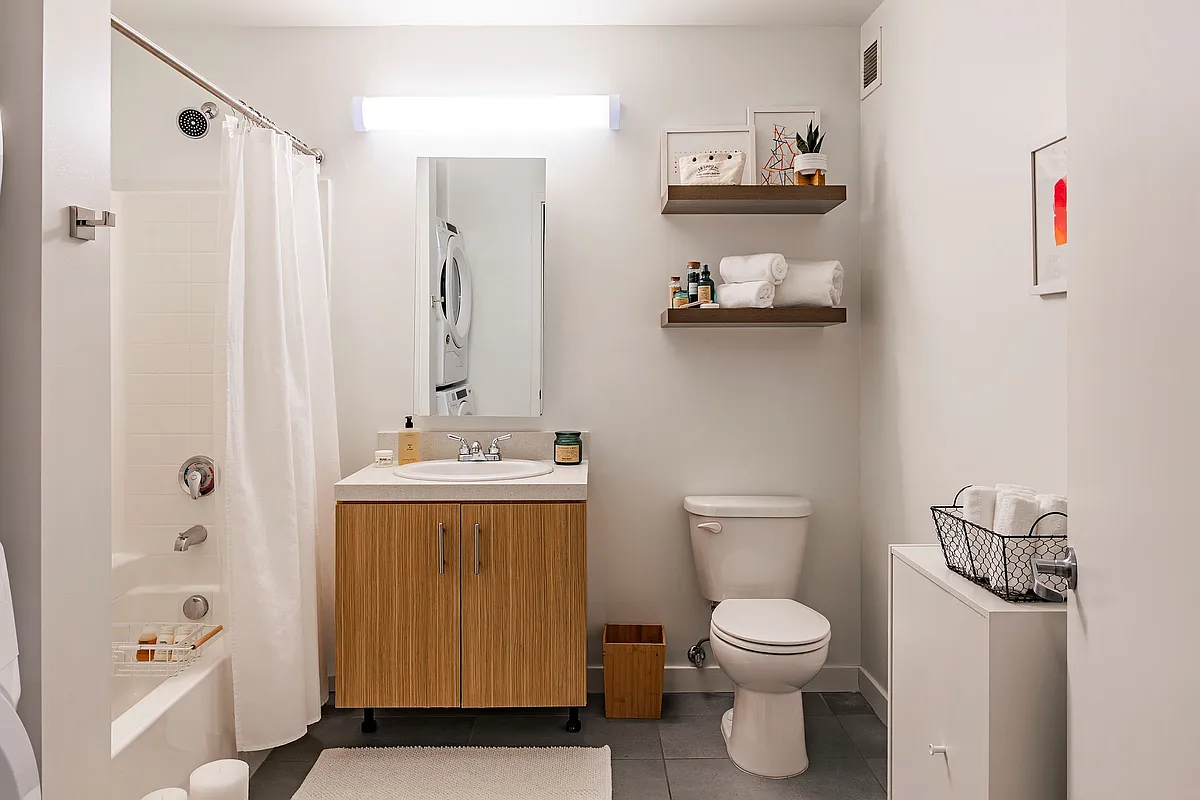 Model Bathroom - Lumina Hollywood