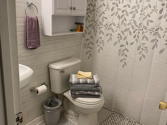 5th image of 704 Oaks Manor Ct