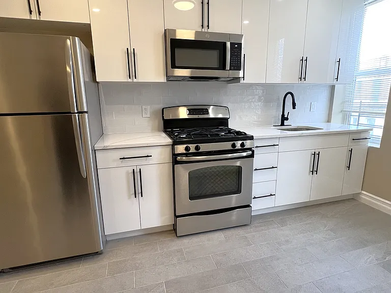 34-35 42nd St #3L — Photo 1
