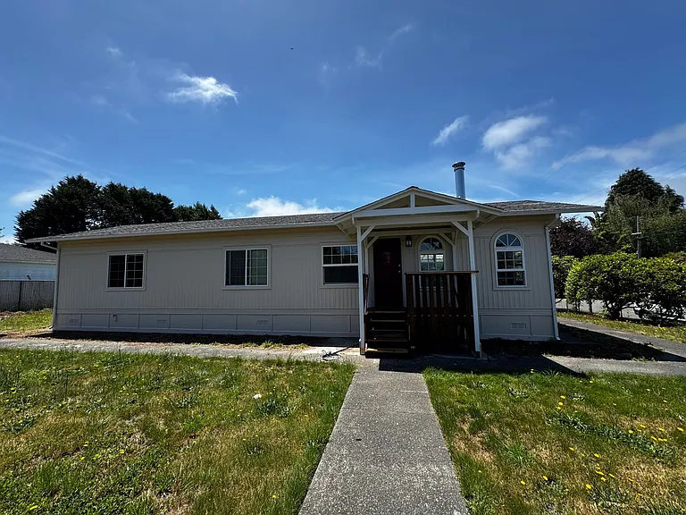 2026 Ridgewood Dr — Photo 2