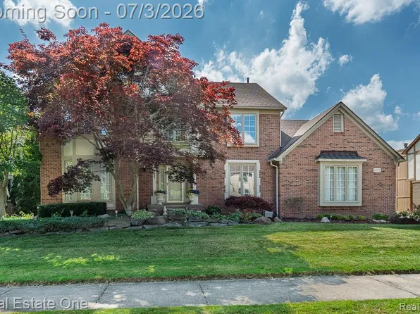 6489 Shoreline Dr, Troy, MI 48085