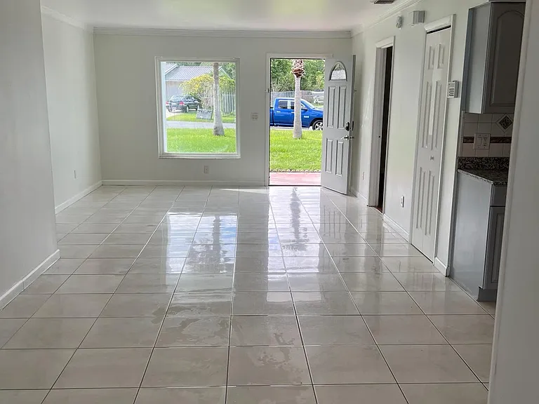 700 Bayberry Ct — Photo 3