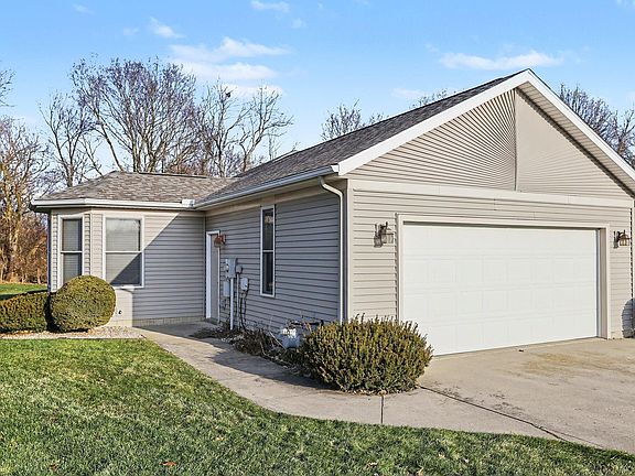 3rd image of 95 Oakwood Dr