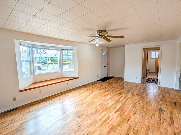 3rd image of 1050 E Jackson Ave