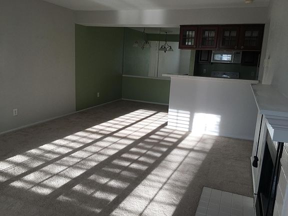 Living room w/natural light