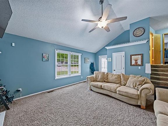 4th image of 409 Autumn Ct