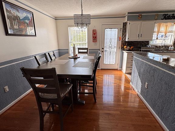 4th image of 623 Smithfield Ave