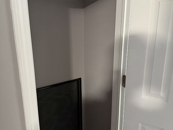 3rd image of 16134 Oxford Dr