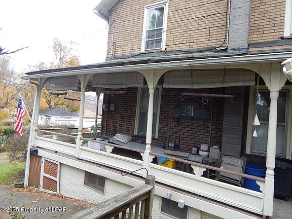 4th image of 219 E Spring St