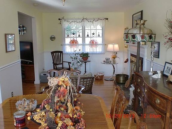 Sitting area w/ fireplace