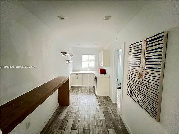 4th image of 220 Collins Ave APT 8A