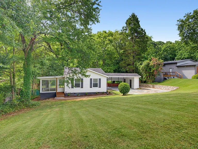3051 Highland Dr SE — Photo 3