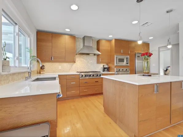 93 Engle St, Cresskill, NJ 07626