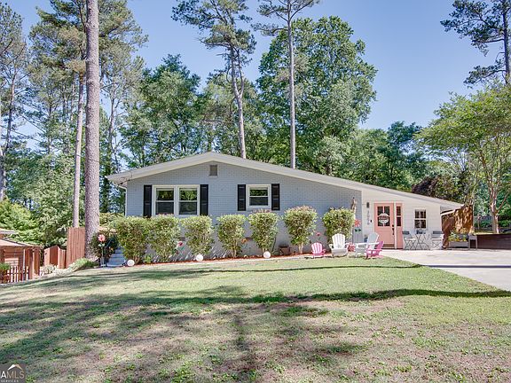 3rd image of 3056 Vine Cir
