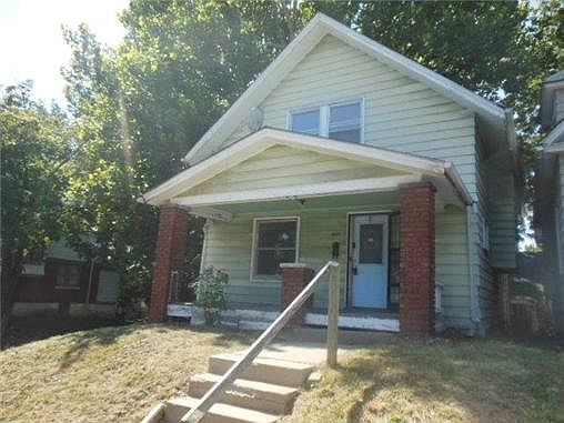 2nd image of 400 N Oakley Ave