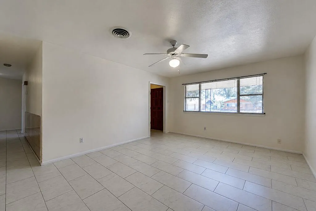 3 bed, 2.0 bath, 1884 sqft, $2,300 — Photo 3