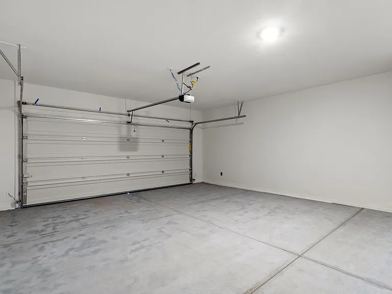 10427 W Parkway Dr — Photo 32