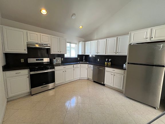 3rd image of 111 Manorhaven Blvd #2F
