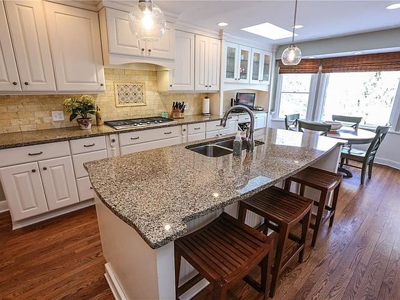 2nd image of 34 Whitecliff Dr