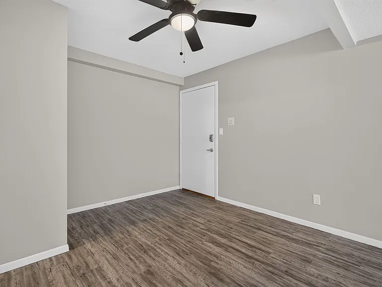 Hollow Hills Apartments — Photo 118