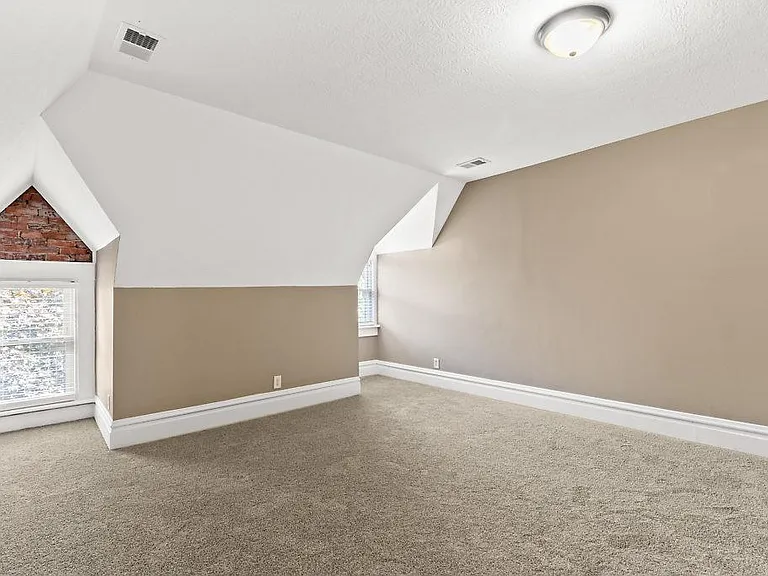 1131 Franklin Ave — Photo 19