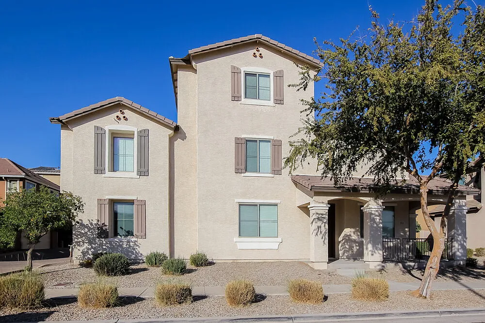 3 bed, 2.5 bath, 2264 sqft, $2,265 — Photo 1
