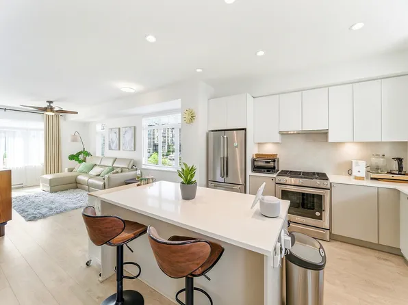 2070 Oak Meadows Dr #8, Surrey, BC V3Z 1J1