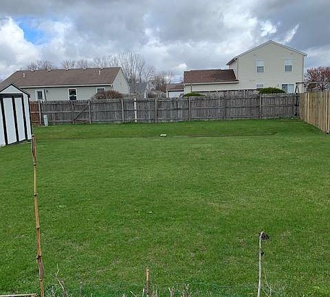 Back fenced-in yard