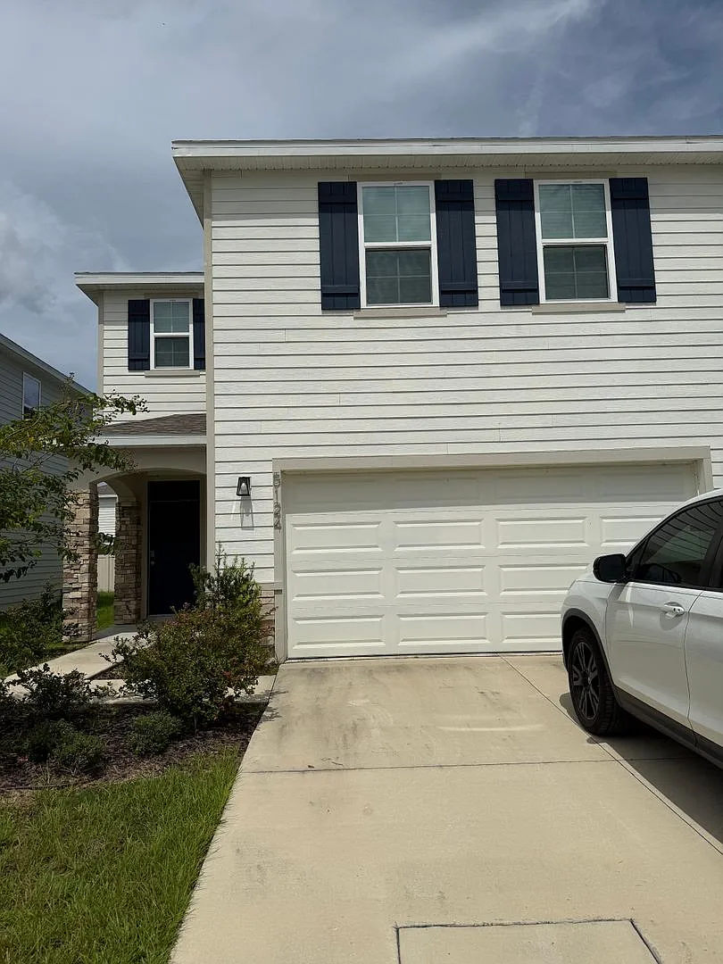 Spacious 4 bedroom/2.5 bathroom Home in Oaks Preserve! — Photo 2