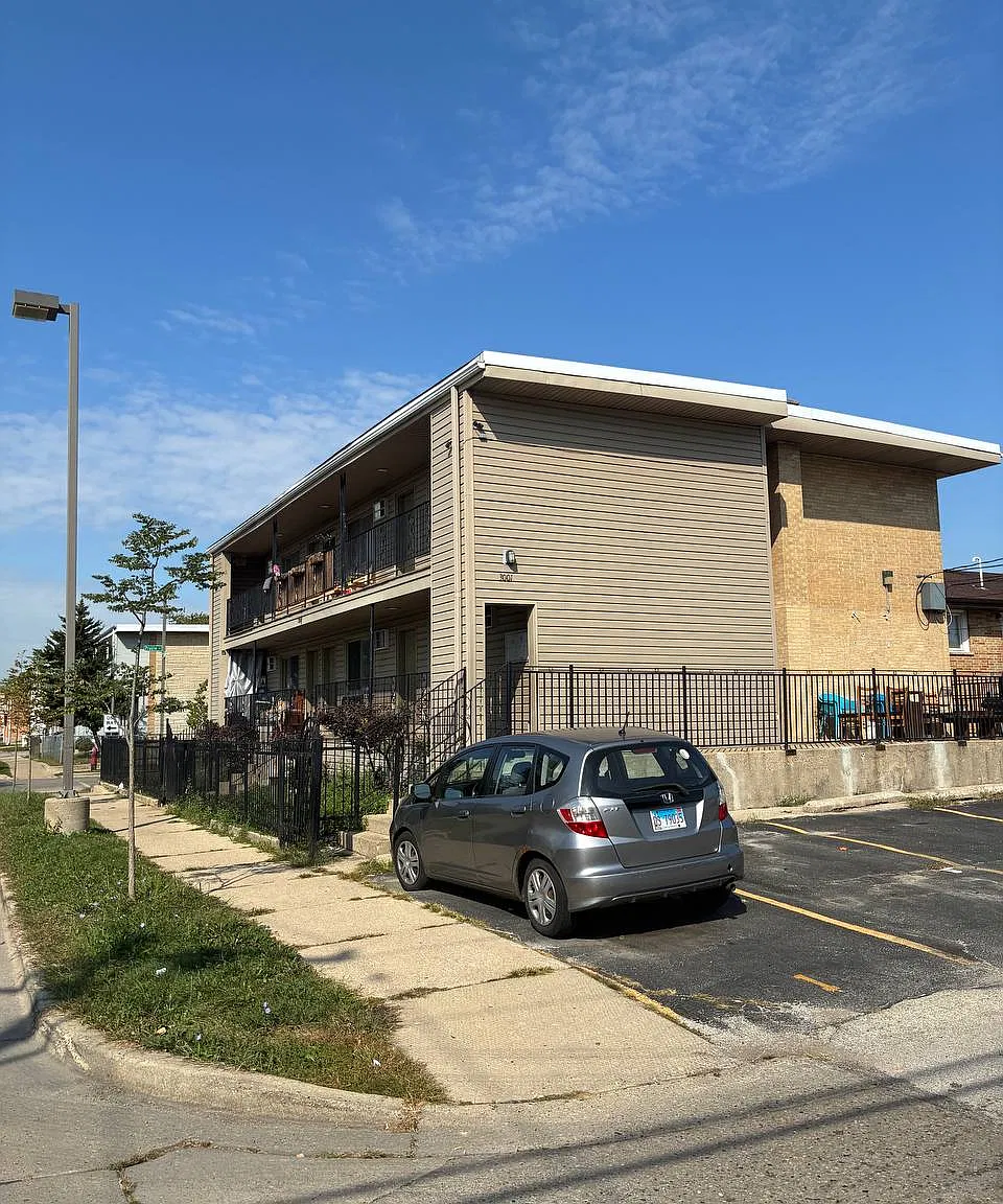 1 bed, 900 sqft, $1,300 — Photo 1
