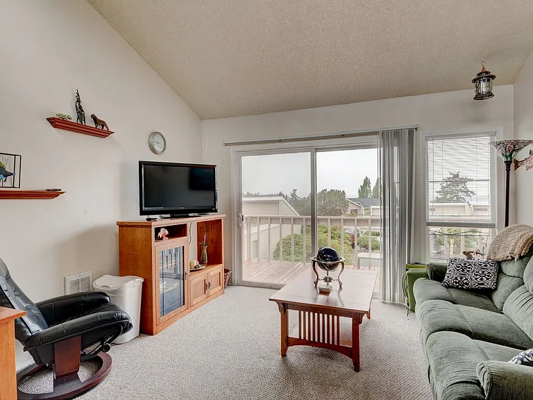 905 NE Lindsay St — Photo 5